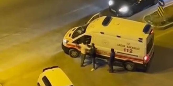 Trafikte ambulansı yumrukladı: 'Beni tanıyor musun?'