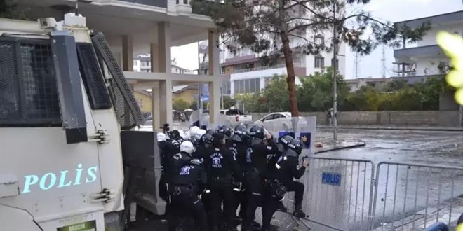 Halfeti Belediyesi önündeki taşlı saldırıda 2 polis yaralandı