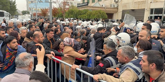 'Vali çık lan buraya' diyen gösterici tutuklandı