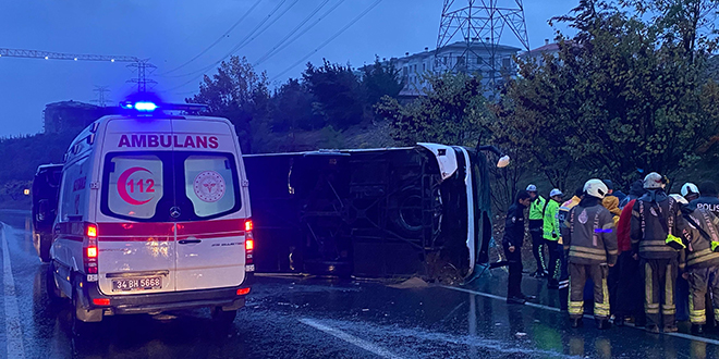 Esenler'de yolcu otobüsü devrildi: 2 kişi öldü, 18 kişi yaralandı