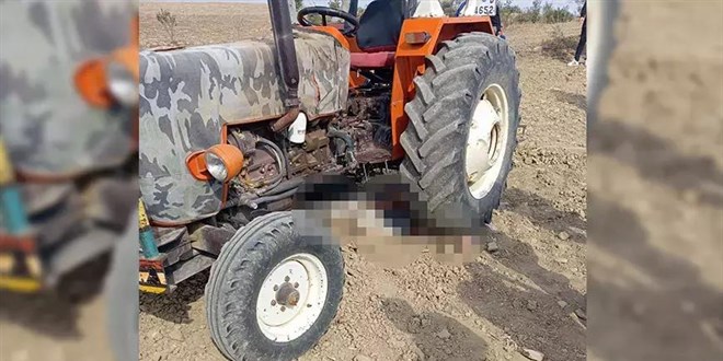 Yerdeki taşı kaldırmak isterken traktörün altında kalan çiftçi hayatını kaybetti