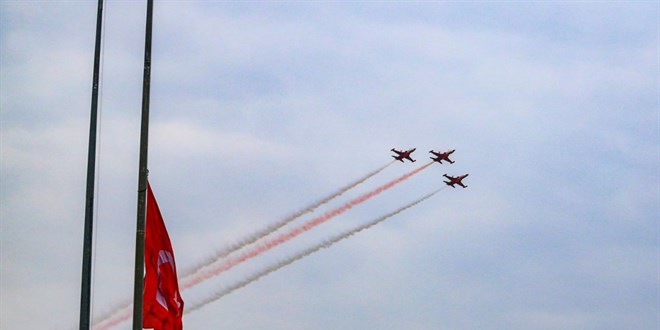 Türk Yıldızları'ndan Antalya'da Ata'ya saygı uçuşu
