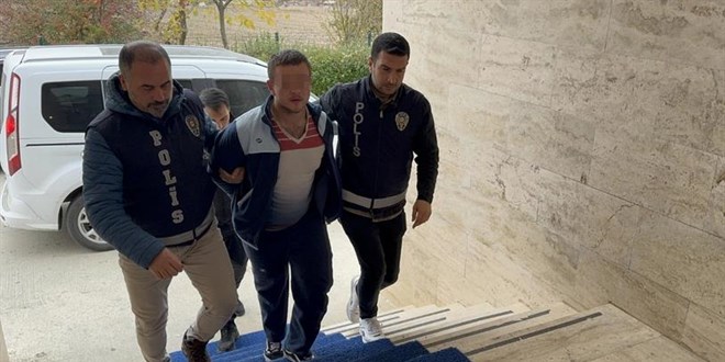 Annesini bıçakla öldürüp, 4 yakınını yaralayan 17 yaşındaki genç tutuklandı