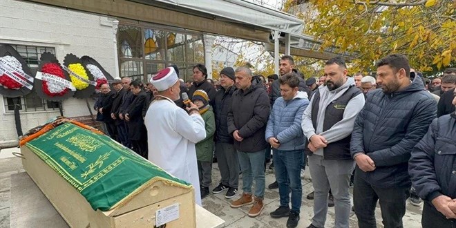 Oğlu tarafından uykusunda öldürülen okul müdürü, son yolculuğuna uğurlandı