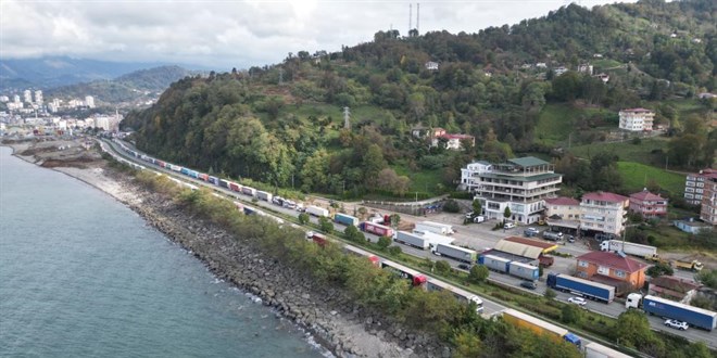 Sistem değişti, 5 gündür Sarp Sınır Kapısı'nda bekliyorlar