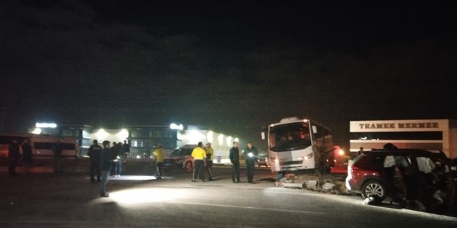 Konya'da polis minibüsü ile otomobil çarpıştı 1 kişi öldü, 11 kişi yaralandı