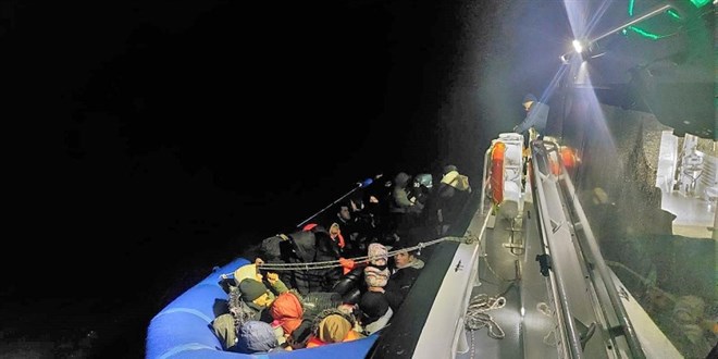Ayvalık açıklarında 60 düzensiz göçmen yakalandı