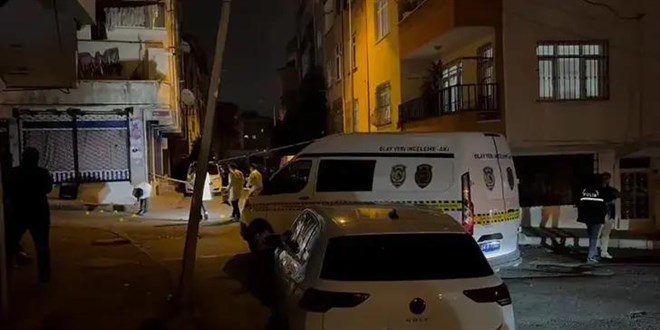 Bağcılar'da korsan gösteri: Maskeli grup polis otosuna taşla saldırdı