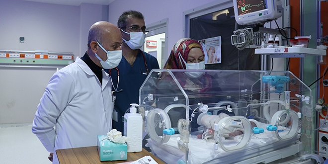 İkizini kaybeden prematüre bebek hayata tutundu