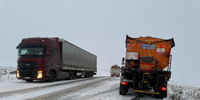 Ardahan'da kar esareti! Çok sayıda araç yolda kaldı