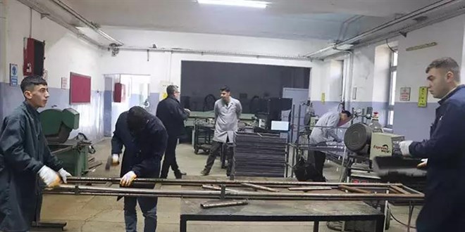 Yeni açılacak okulların mobilyaları meslek lisesi öğrencilerinden