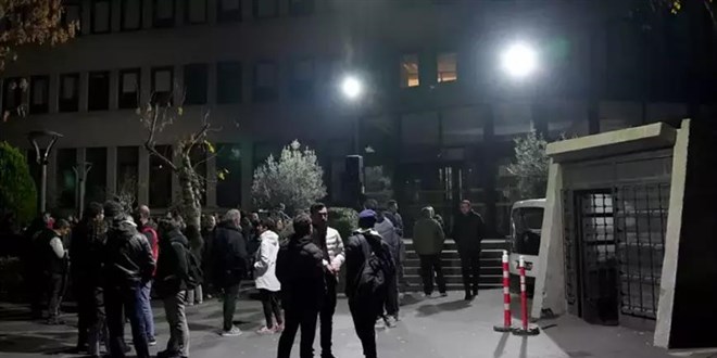 Kadıköy Belediyesi işçilerinin aldığı grev kararı bir dakika sürdü