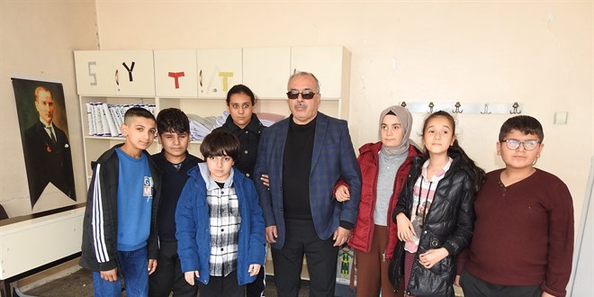 Kendisi gibi görme engellilere 40 yıldır öğretmenlik yapıyor