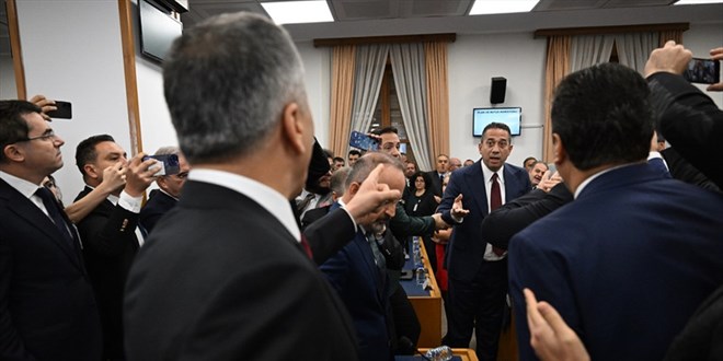 'Bir bakan bir dakikalık protestoya tahammül edemiyorsa gelmesin'