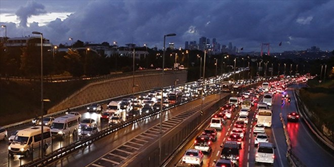 İstanbul'da aralıklı yağışın etkisiyle trafik yoğunluğu yaşanıyor