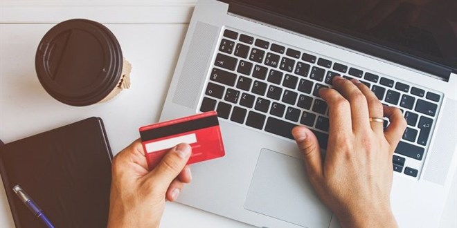 Vatandaş 'karta yüklenmeye' devam ediyor