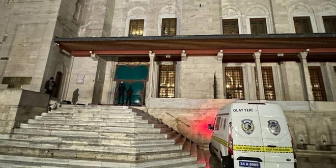 Müezzin ve cemaati camiye sokmayan eli bıçaklı şahıs, cemaat tarafından taşla kovalandı