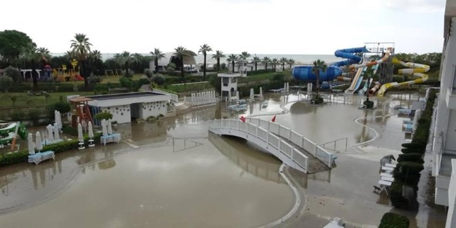 Antalya'da dere taştı, 5 yıldızlı oteli su bastı, 500 turist tahliye edildi