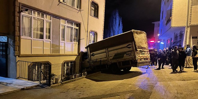 Bursa'da fırtınada sürüklenen kamyonet binaya çarptı
