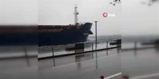 Akıntıya kapılan gemi, kıyıya çarpmaktan son anda kurtuldu