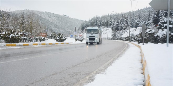 Balıkesir'de kar etkili oldu