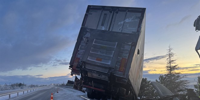 Afyonkarahisar'da 3 aracın karıştığı kazada 30 kişi yaralandı