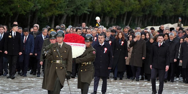 Bakan Tekin, tüm illerden gelen öğretmenlerle Anıtkabir'i ziyaret etti