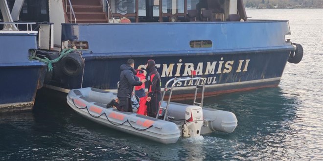 Rumeli Hisarı'nda balık tutan 2 arkadaş denize düşüp kayboldu