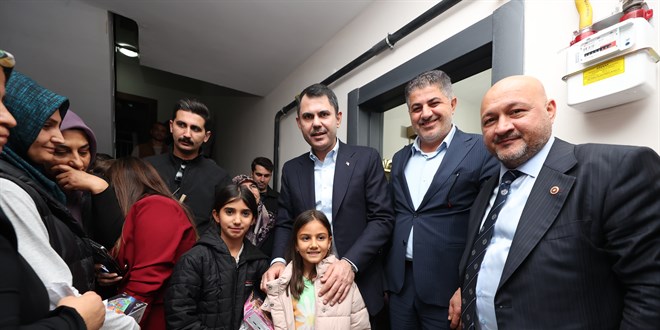 Bakan Kurum, depremzede öğretmenin yeni evine misafir oldu