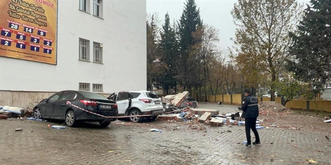 Veli toplantısında faciadan dönüldü! Otomobillerin üzerine duvar devrildi