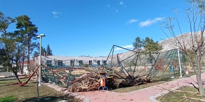 Okul, restoran ve evlerin çatıları uçtu: Fırtına hayatı felç etti