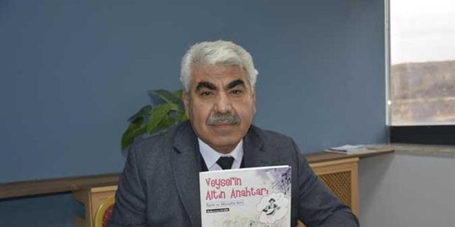 Aşık Veysel'in umudunu yazdı, ilçedeki öğrencilere ücretsiz dağıttı