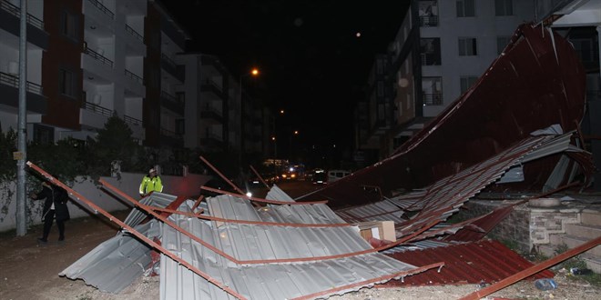 Hatay'da şiddetli rüzgar binaların çatılarını uçurdu