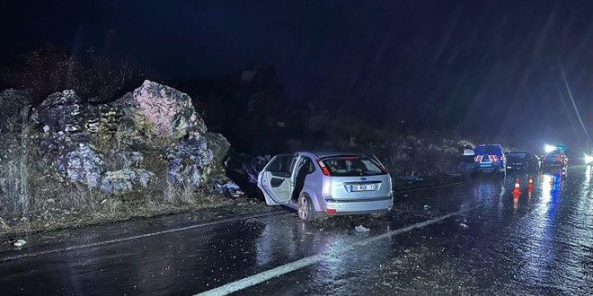 Diyarbakır'da otomobil kayalıklara çarptı: 3 ölü, 2 yaralı