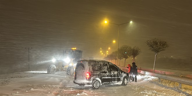 Bayburt-Gümüşhane kara yolu kar nedeniyle ulaşıma kapandı