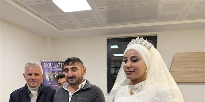 Karla kapanan yolda kalan gelin ve damat 11 saat sonra kurtarıldı