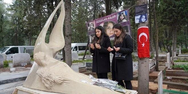 Özgecan Aslan, mezarı başında anıldı