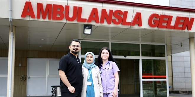 Hayalini gerçekleştirip doktor oldu, hemşire annesiyle aynı hastanede