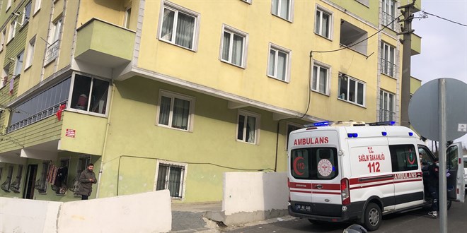 Bıçak çeken oğlunu silahla vurdu