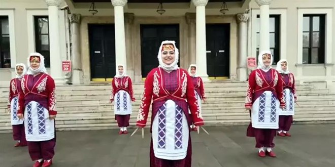 İl Milli Eğitim Müdürü ve öğretmenlerden halk oyunları topluluğu