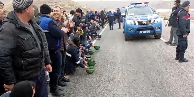 Eylem yapan madencilerden yürüyüş