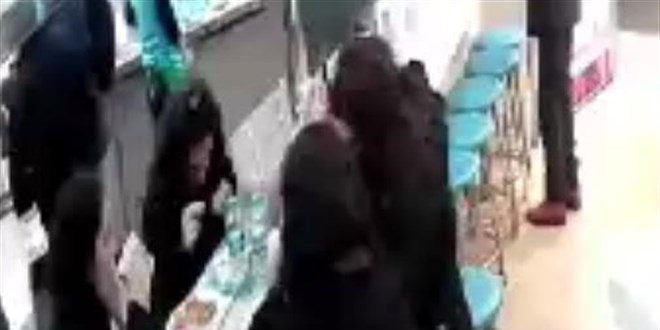 Tabağına saç koyan turistleri esnaf dükkandan kovdu