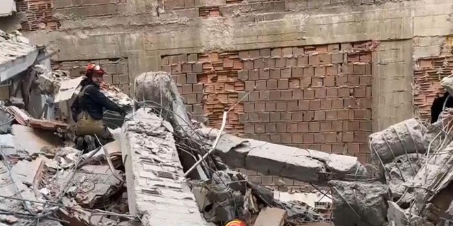 Güngören'de yıkım esnasında kısmen çöken binada 2 işçi göçük altında kaldı