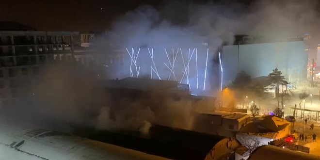 Mısır Çarşısı'nda çıkan yangında birçok dükkan zarar gördü