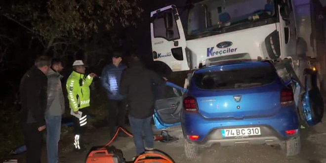 Parti dönüşü yarış yapan araç kamyonun altına girdi: 5 ölü