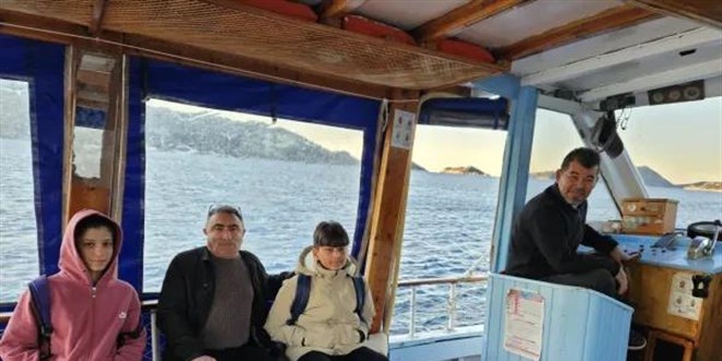 Okula gitmek için tekneyle denizi geçiyorlar