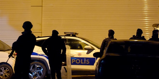 Gözaltına alınmak istenen şüpheli, polis memurunu silahla yaraladı