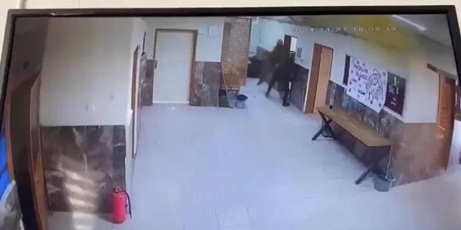 Kardeşinin okulda tartıştığı iki öğretmeni tekme tokat dövdü