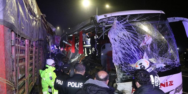 Denizli'de yolcu otobüsü tıra çarptı: 1 ölü, 20 yaralı