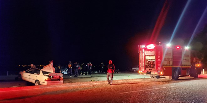 Otomobil traktör römorkuna çarptı: 2 kişi öldü